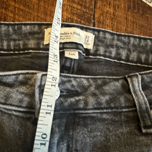 Abercrombie & Fitch | High Rise Mom Jean, Washed Black - Picture 8 of 10